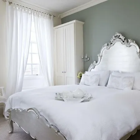 Albany House, 펜션 *