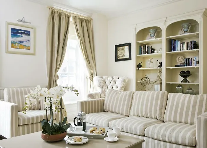 Albany House, 펜션 *